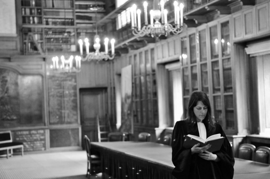 Maître Marie Camille ECK lisant dans la bibliothèque de l’Ordre des Avocats © Cabinet MCE - Marie Camille ECK, Avocat au Barreau de PARIS