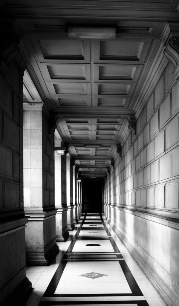 Long couloir Palais de Justice de PARIS © Cabinet MCE - Marie Camille ECK, Avocat au Barreau de PARIS