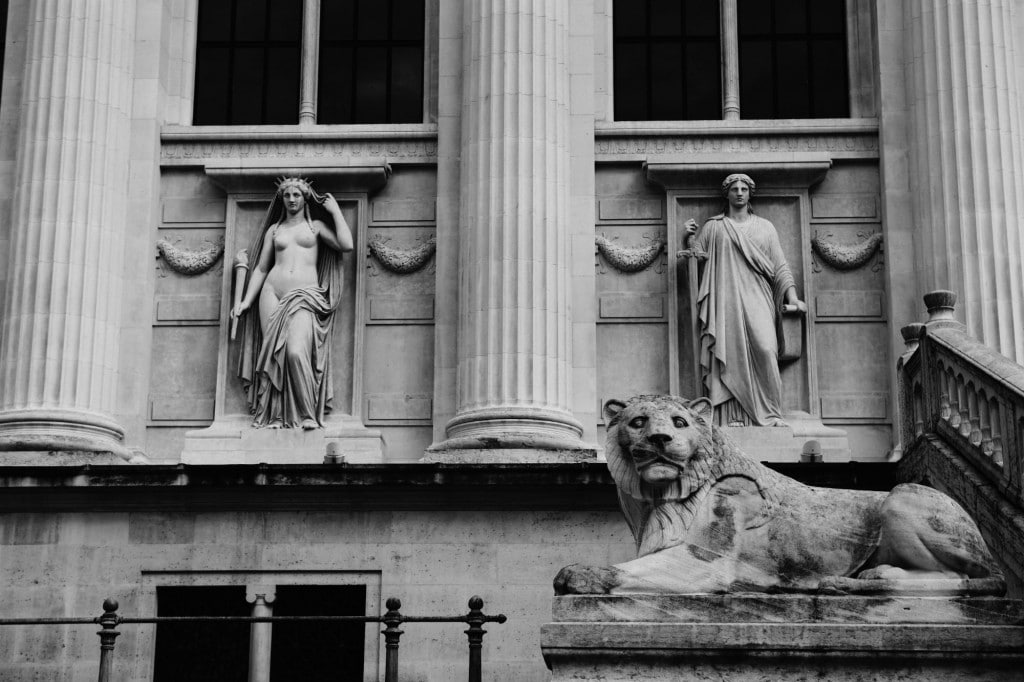 Statue lion Palais de Justice de PARIS © Cabinet MCE - Marie Camille ECK, Avocat au Barreau de PARIS