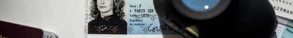 CNI avec une loupe pour illustrer l'usurpation d'identité ©LEPARISIEN